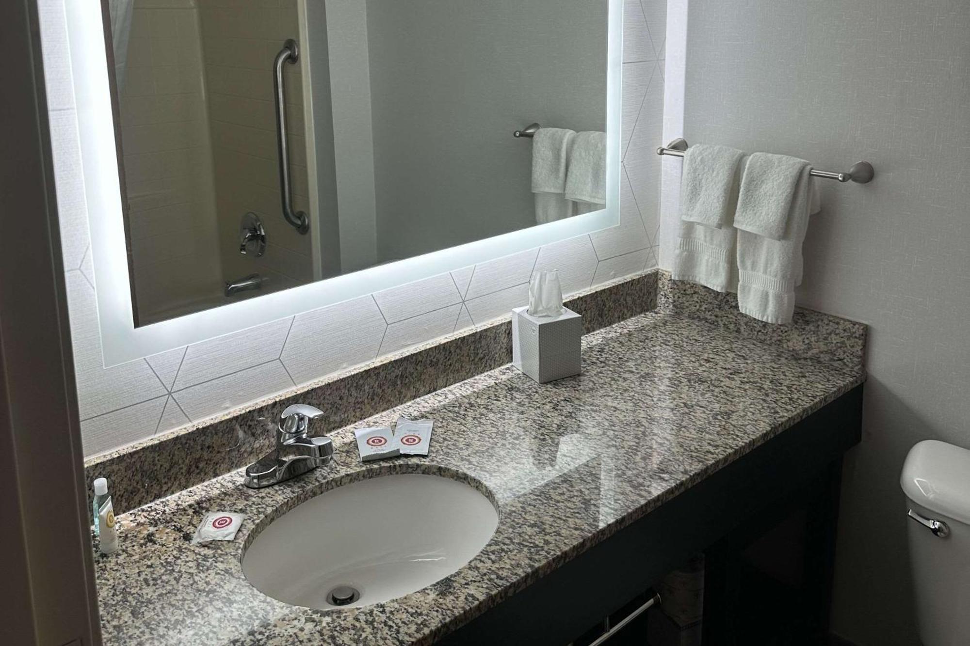 Comfort Suites Clackamas Buitenkant foto
